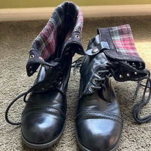 Combat boots